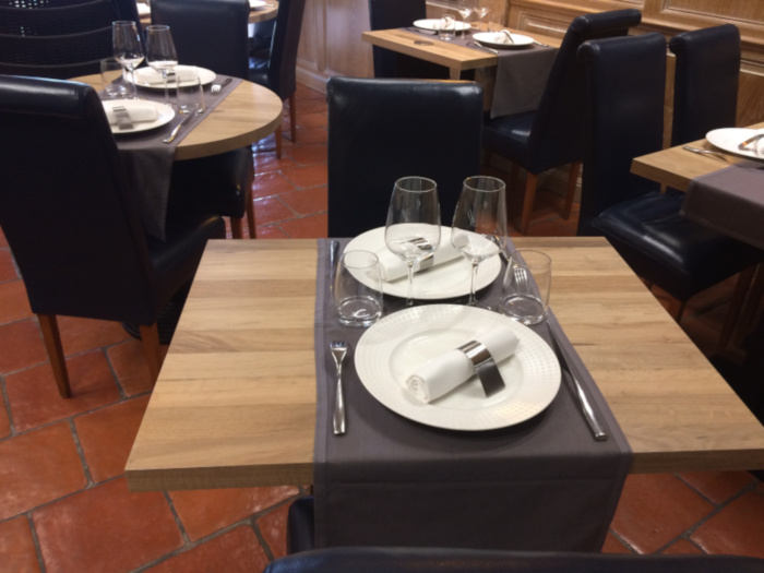 agencement au restaurant la Taula, à Périgueux, vue tables